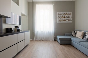 Flat-screen TV - GuestHost - Washington Modern Apartment (Milano)