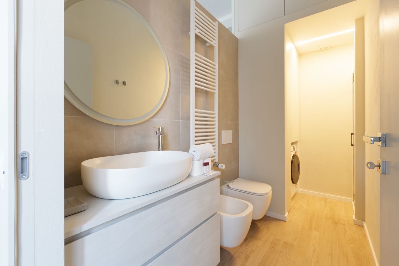 Shower, hair dryer, bidet, towels