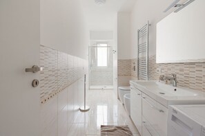 Ducha, secador de pelo, bidé y toallas
