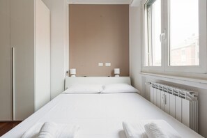 1 dormitorio, tabla de planchar con plancha, wifi y ropa de cama