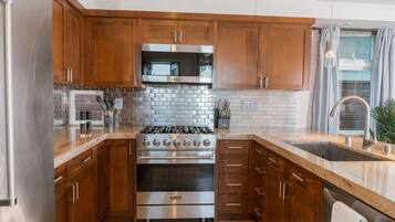 Geladeira, micro-ondas, fogão, cooktop