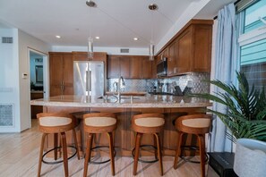 ثلاجة، ميكروويف، فرن، موقد طهي مسطح