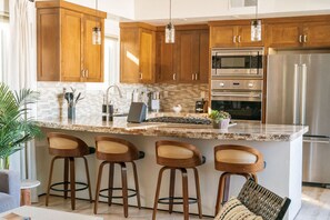 雪櫃、微波爐、焗爐、爐具