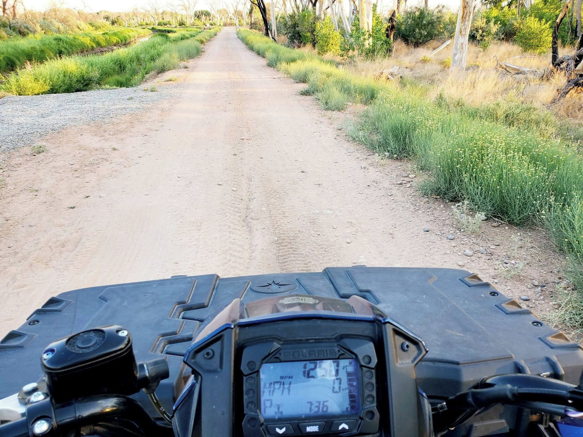 Painel de veículo com visor digital mostrando velocidade e rotações por minuto.