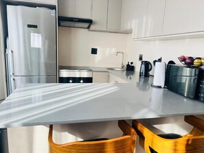 Fridge, microwave, oven, stovetop - Spacious 1 bedroom apartment in Johannesburg (Johannesburg)