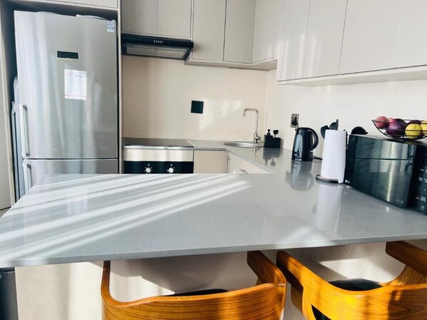 Fridge, microwave, oven, stovetop - Spacious 1 bedroom apartment in Johannesburg (Johannesburg)