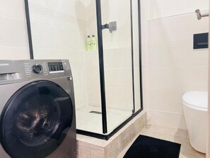 Shower - Spacious 1 bedroom apartment in Johannesburg (Johannesburg)