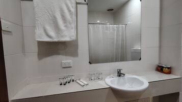 Habitació Deluxe, balcó, vistes a la muntanya | Bany | Sabatilles, tovalloles, sabó i xampú