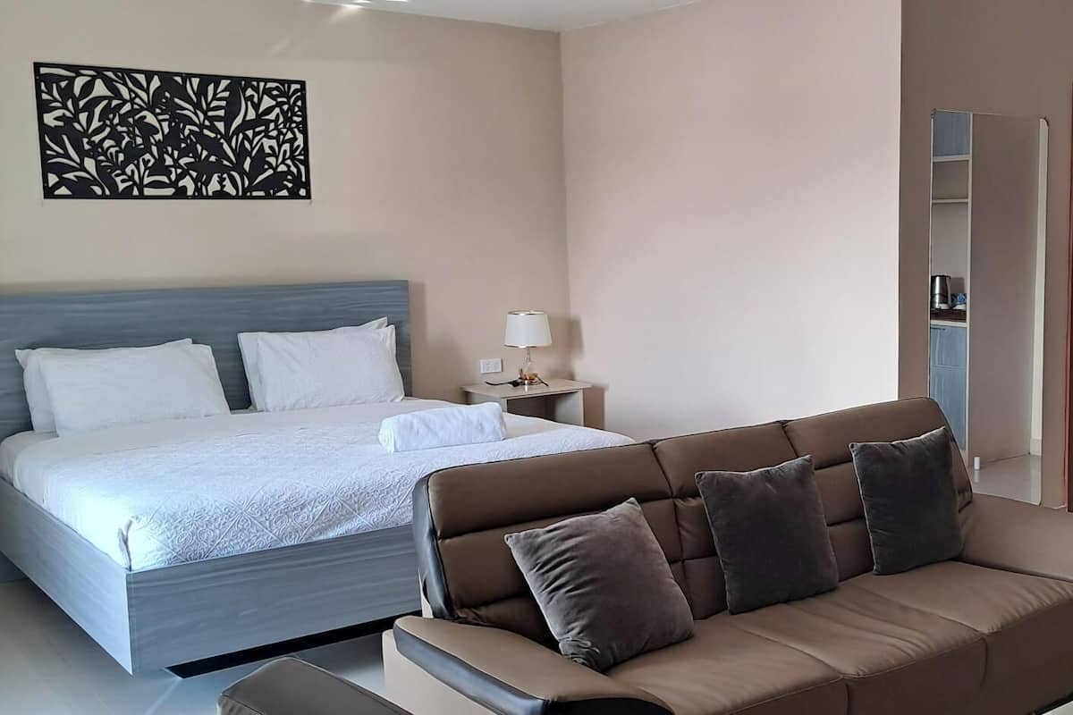 Executive Double or Twin Room, 2 Katil Kelamin (Double), Balcony, Courtyard View | Peti besi dalam bilik, meja, ruang kerja komputer riba 