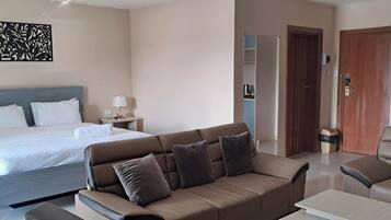 Habitació doble o amb dos llits individuals executiva, 2 llits dobles, balcó, vistes al pati | Caixa forta a l'habitació i escriptori