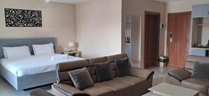 Quarto casal ou duplo executivo, 2 camas de casal, sacada, vista para o pátio | Cofres nos quartos, escrivaninha, espaço de trabalho para notebook