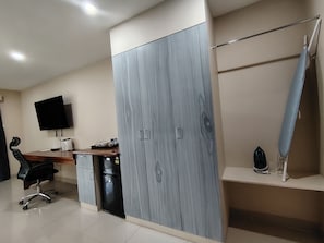 Habitació Deluxe, balcó, vistes a la muntanya | 1 dormitori, caixa forta a l'habitació i escriptori
