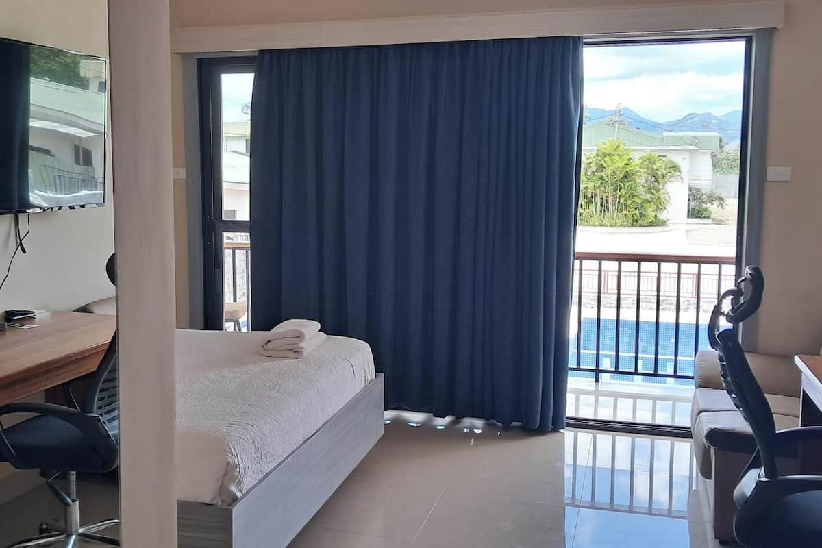 Deluxe Room, Balcony, Mountain View | Peti besi dalam bilik, meja, ruang kerja komputer riba 