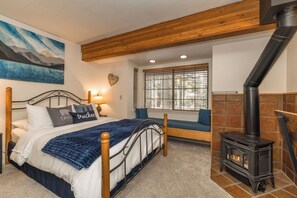 Deluxe Studio Suite, Multiple Beds, Refrigerator & Microwave, Ground Floor | Premium bedding, individually decorated, individually furnished, desk