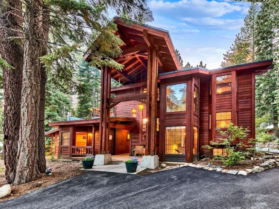 Vista frontal de la propiedad