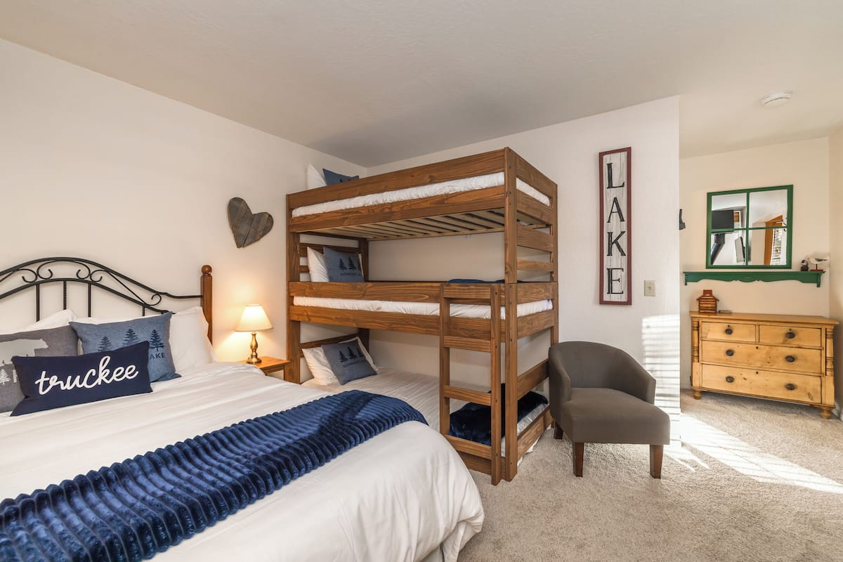 Superior studio suite, meerdere bedden, koelkast en magnetron, op benedenverdieping | Luxe beddengoed, individueel gedecoreerd, individueel gemeubileerd