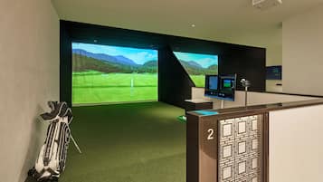 Indoor golf driving range