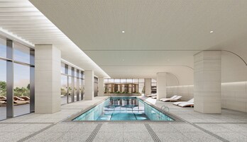 Una piscina techada, una piscina al aire libre de temporada