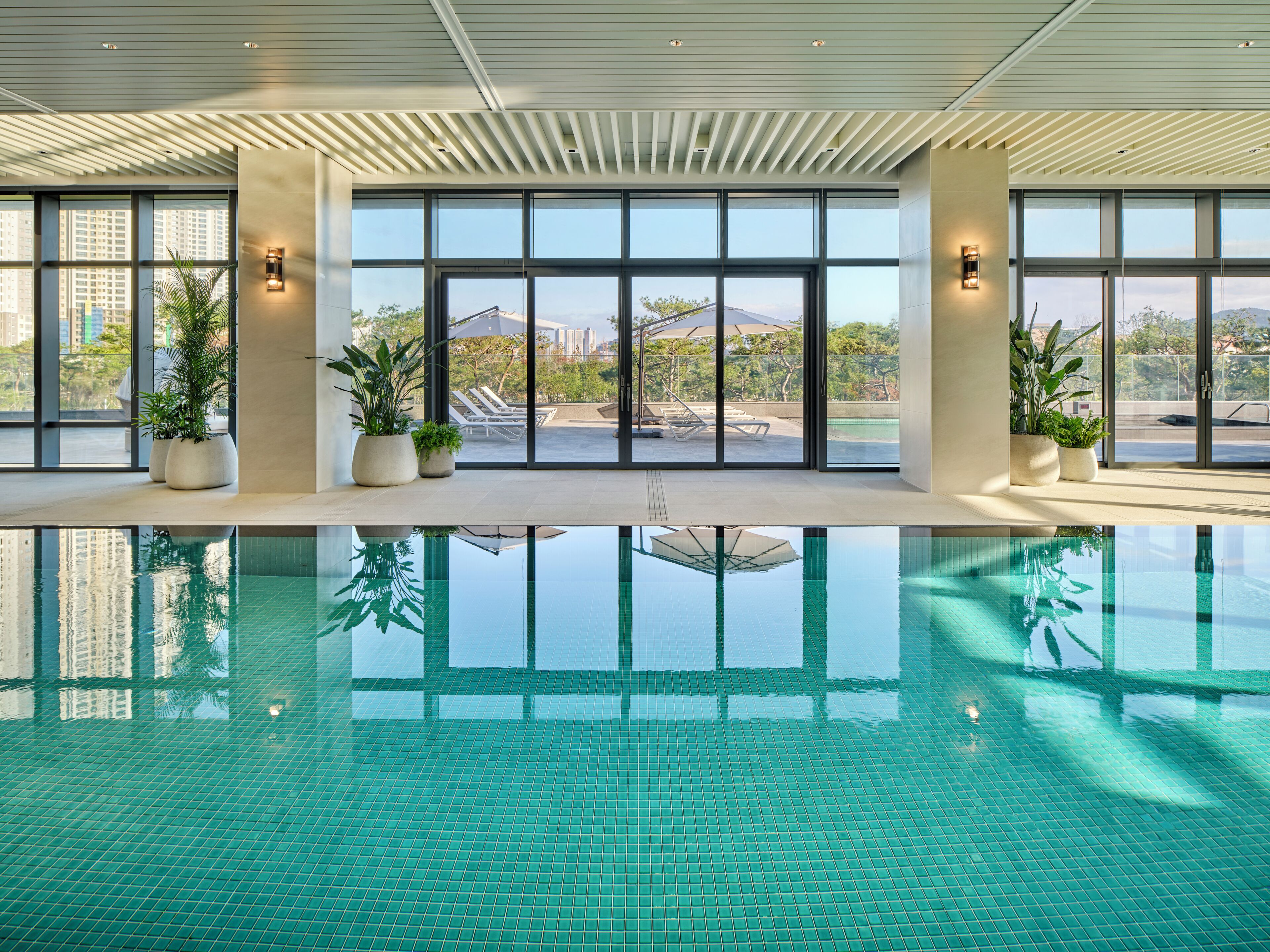 Una piscina cubierta, una piscina al aire libre de temporada