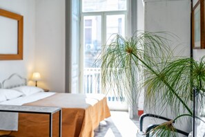Tabla de planchar con plancha, wifi y ropa de cama 