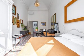 Tabla de planchar con plancha, wifi y ropa de cama 