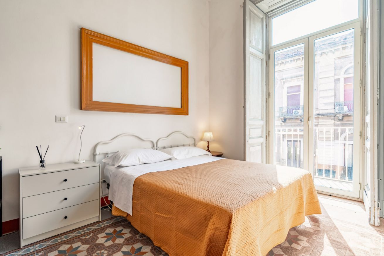 Tabla de planchar con plancha, wifi y ropa de cama 