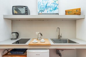 Refrigerador, horno, parrilla de estufa y tetera eléctrica 