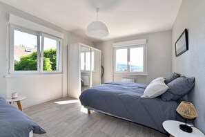 4 soverom, safe på rommet, skrivebord og strykejern/-brett