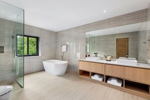 Douche, séchoir à cheveux, bidet, serviettes fournies