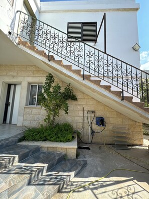 تفاصيل الفندق من الخارج