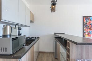 Refrigerador, microondas, horno, placa de cocina