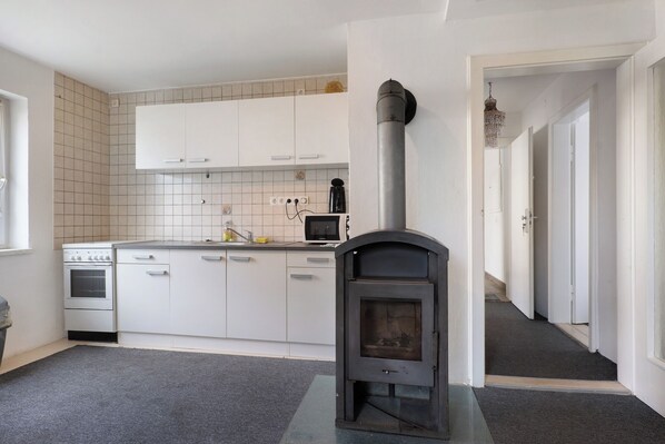 Kühlschrank, Mikrowelle, Ofen, Herdplatte