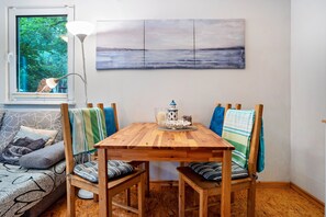Dining - Bungalow "Zur Möwe' Bgl 21" with Private Terrace & Wi-Fi (Dranske)
