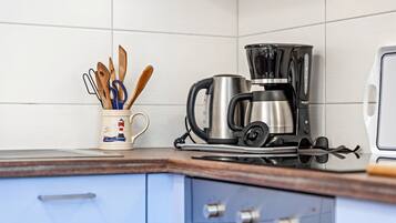 Fridge, oven, stovetop, coffee/tea maker