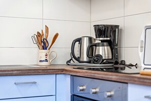 Kühlschrank, Ofen, Herdplatte, Wasserkocher mit Kaffee-/Teezubehör