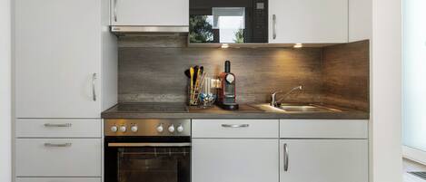 Frigorifero, microonde, forno, piano cottura