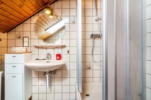 Dusche, kostenlose Toilettenartikel, Handtücher