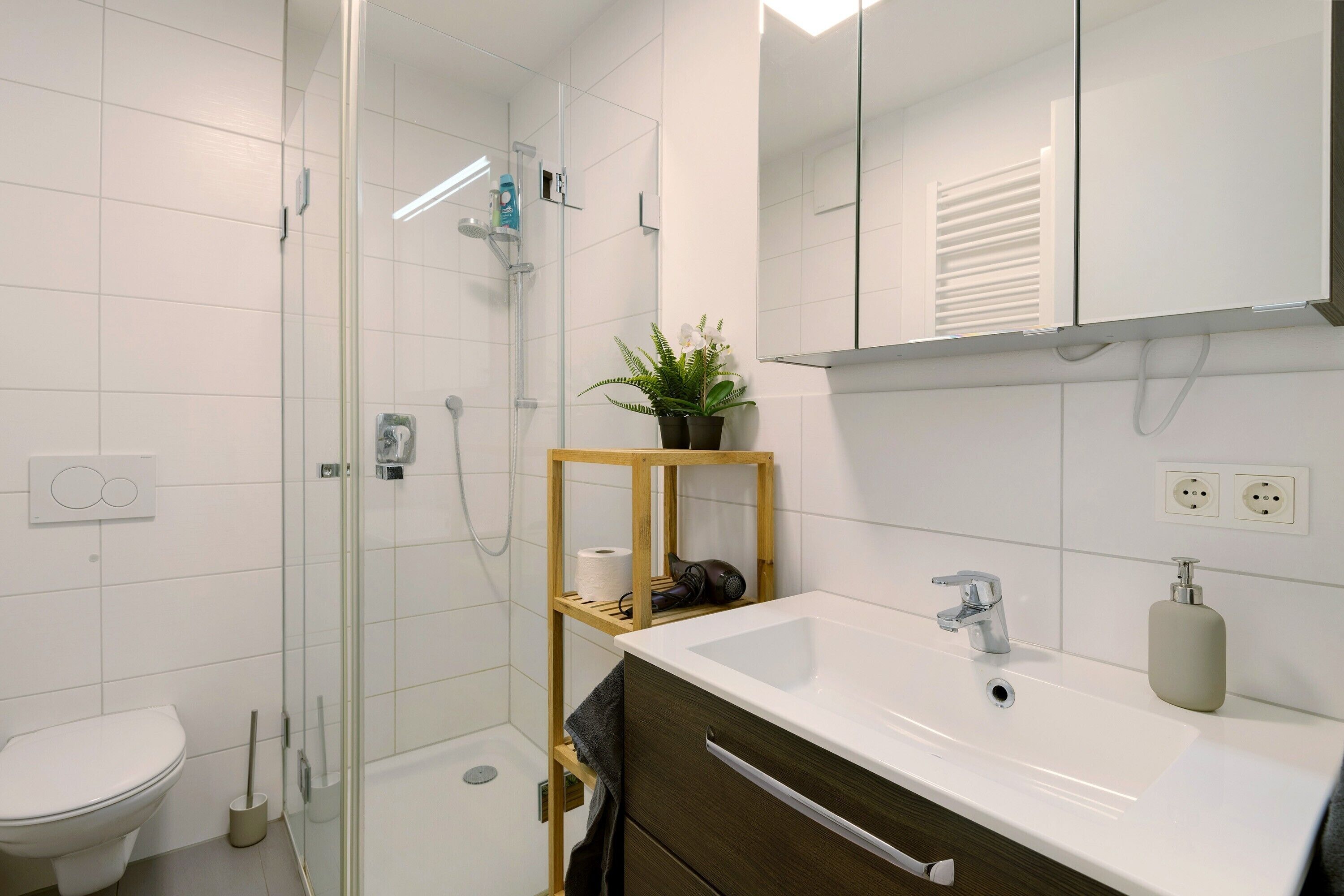 Dusche, kostenlose Toilettenartikel, Haartrockner, Handtücher