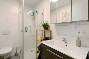 Douche, articles de toilette gratuits, sèche-cheveux