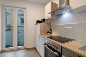 Een koelkast, een oven, een kookplaat, een vaatwasser