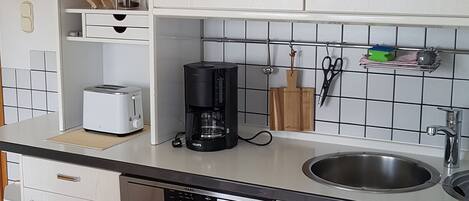 Jääkaappi, mikroaaltouuni, uuni, liesi