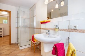 Dusche, Haartrockner, Handtücher