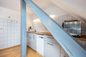 Fridge, oven, stovetop, dishwasher