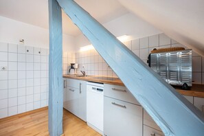 Kjøleskap, ovn, kokeplater og oppvaskmaskin