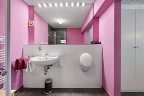 Ducha, secador de pelo y toallas