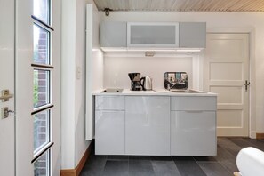 Køleskab, kogeplade, kaffe-/temaskine, elkedel