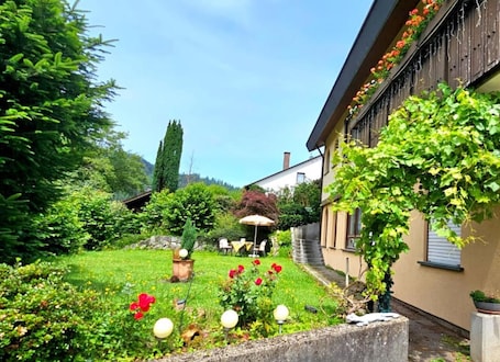 Property grounds. Studio Apartment 'Ferienwohnung Wyss' with Mountain View, Private Garden and Wi-Fi