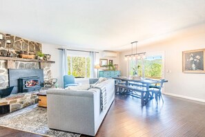 Télévision, cheminée, table de tennis de table