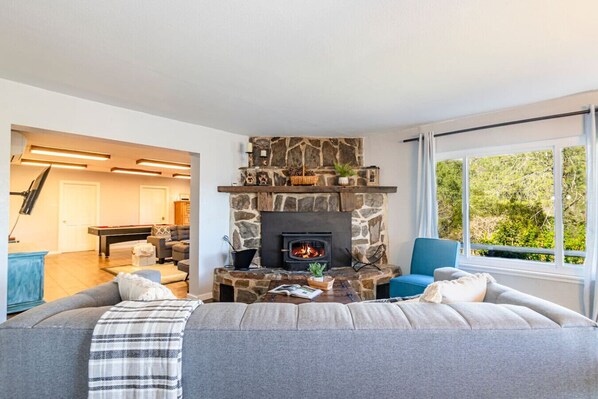 Télévision, cheminée, table de tennis de table