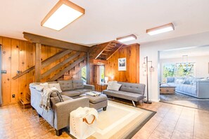 Télévision, cheminée, table de tennis de table